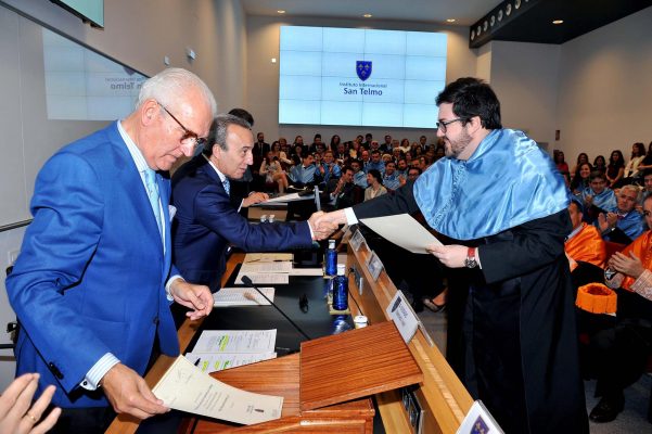 Juan Jesús Velasco recogiendo diploma graduación MBA