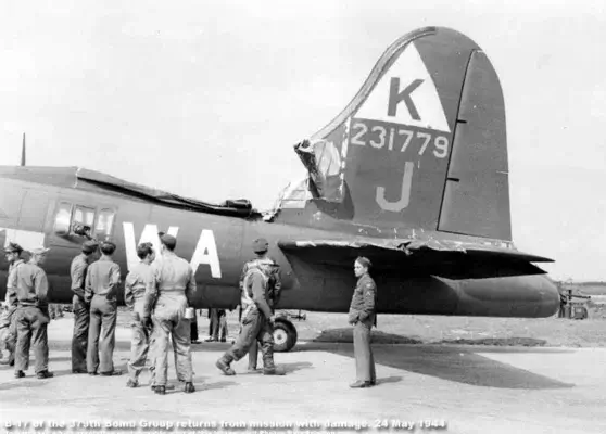 Bombardero B-17 con daños en el fuselaje tras una incursión de ataque por bombardeo en mayo de 1944.